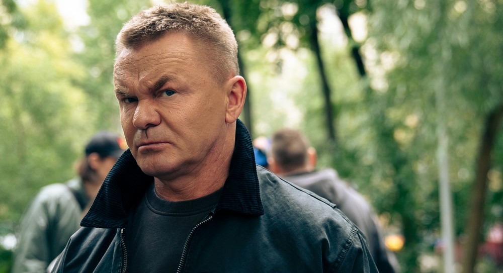 На ТНТ и в Okko выходит сериал «Профессиональный сосед» о квартирных рейдерах