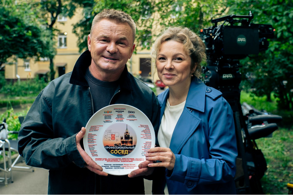 На ТНТ и в Okko выходит сериал «Профессиональный сосед» о квартирных рейдерах
