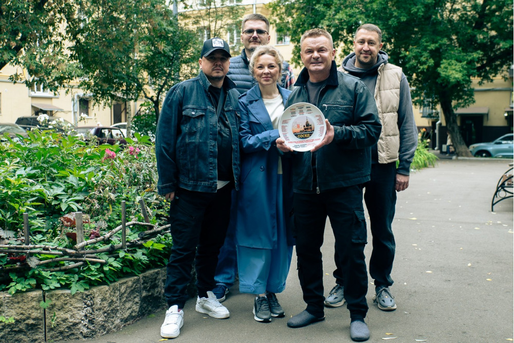 На ТНТ и в Okko выходит сериал «Профессиональный сосед» о квартирных рейдерах